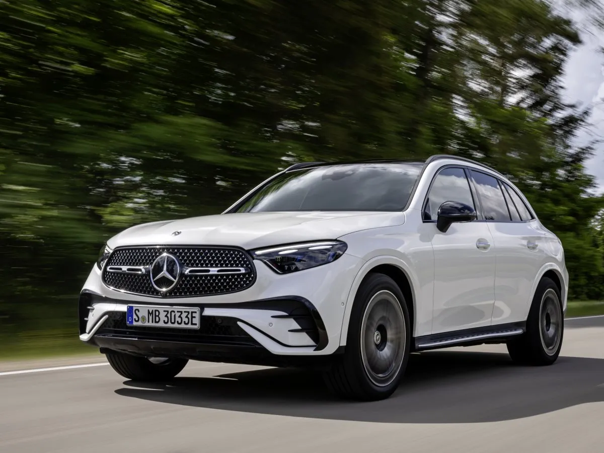 Mercedes-Benz GLC auf einer Waldstraße