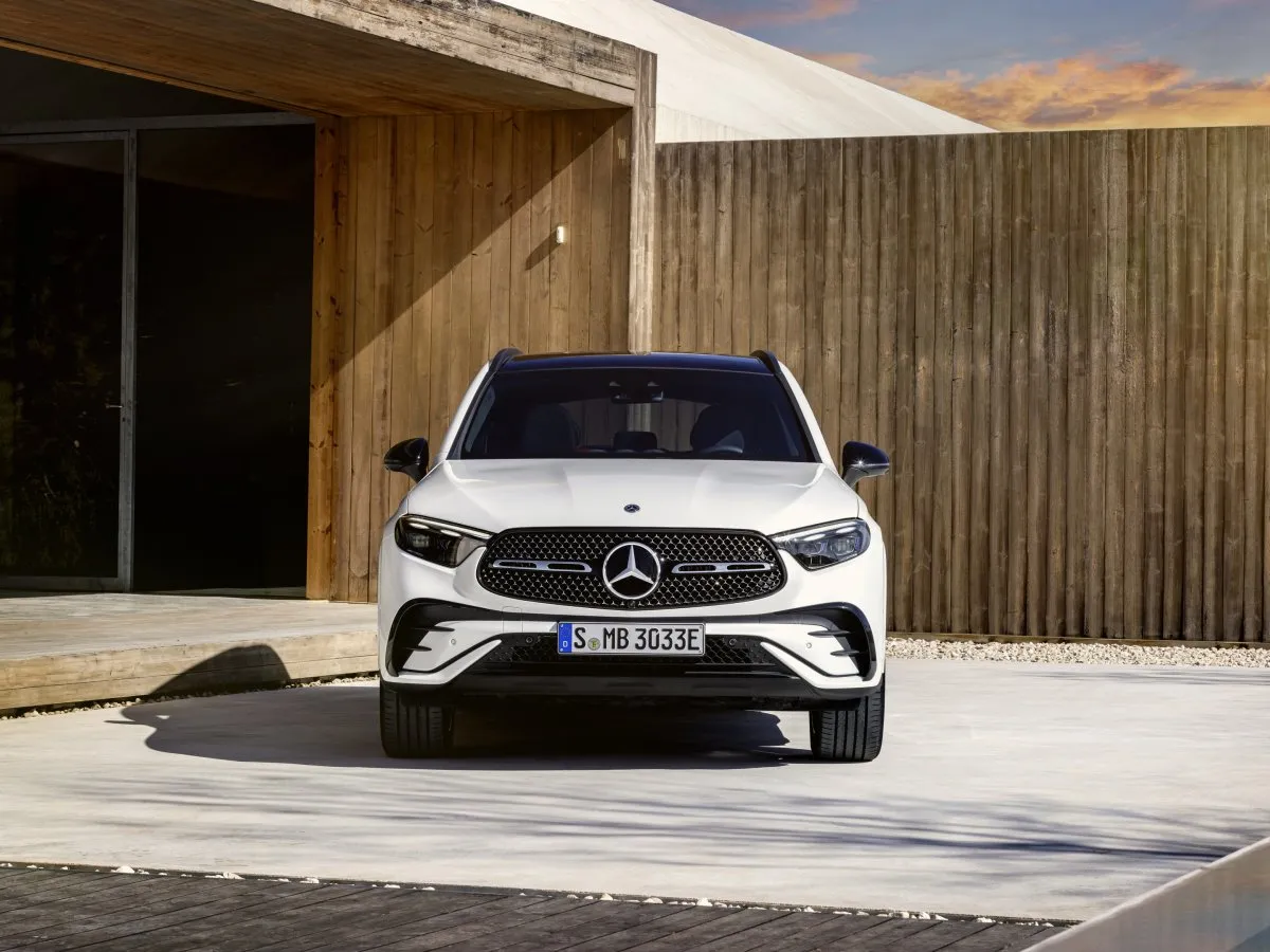 Mercedes-Benz GLC vor einem modernen Haus