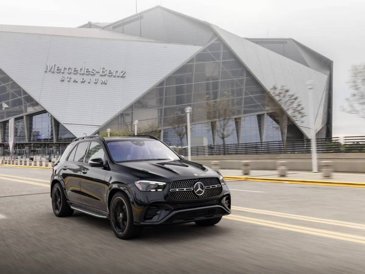 Mercedes-Benz GLE stadion előtt
