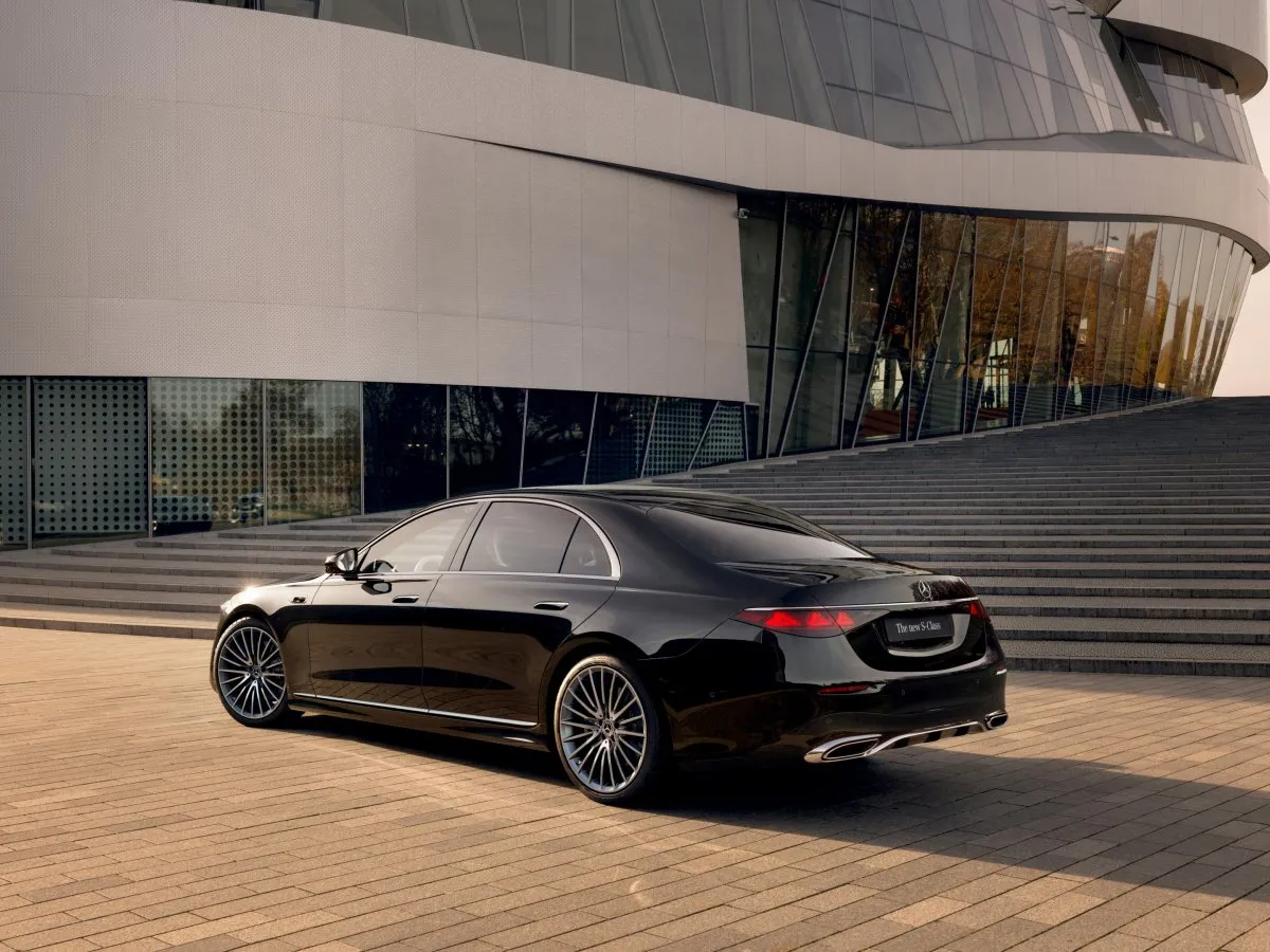 Mercedes-Benz Trieda S pred modernou budovou