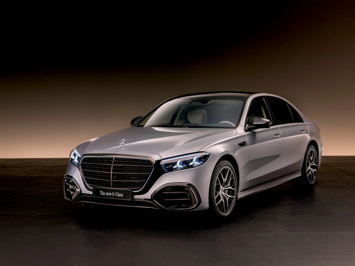 Mercedes-Benz Trieda S v striebornej farbe, v štúdiu