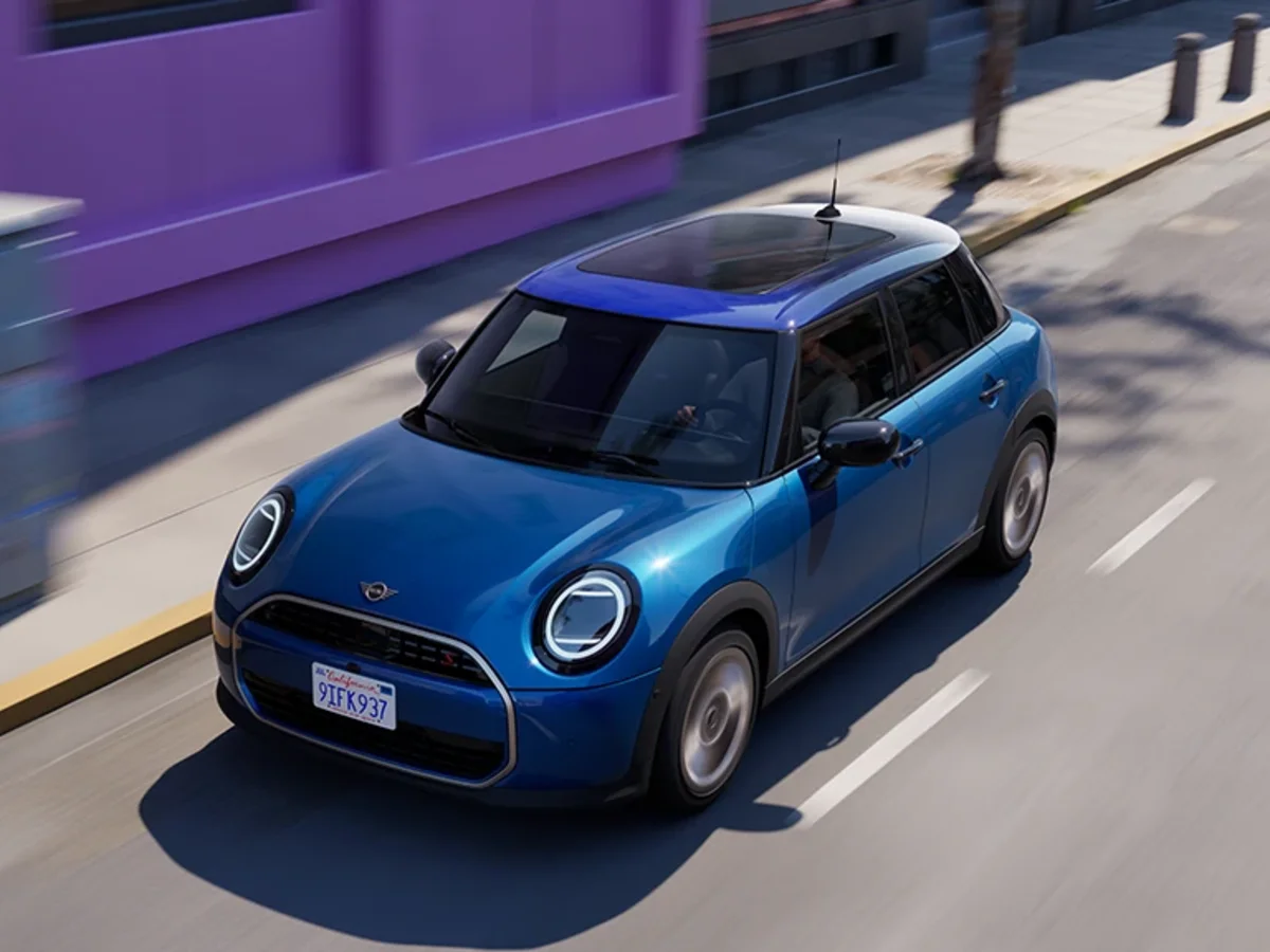 MINI Cooper 5 ajtós menet közben