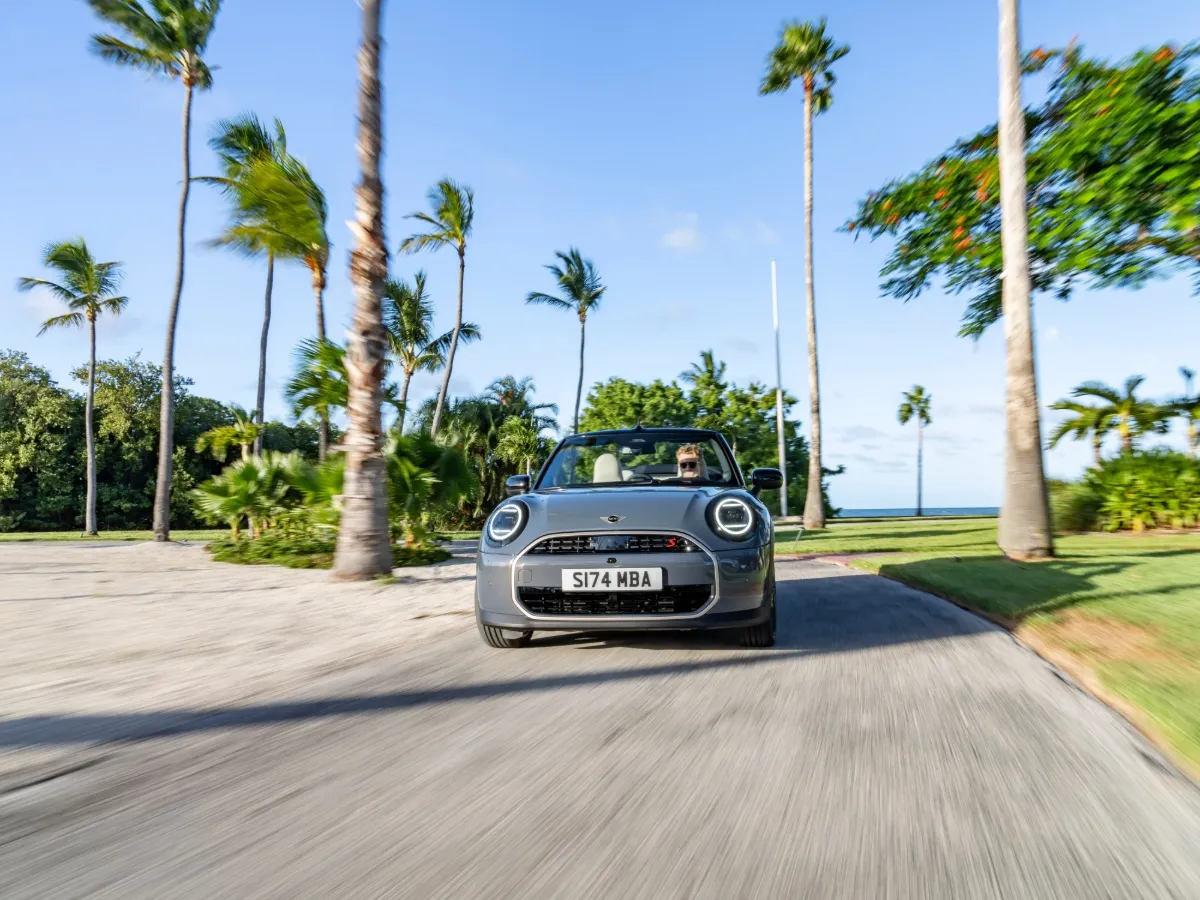 MINI Cooper Cabrio mit offenem Verdeck, in Fahrt