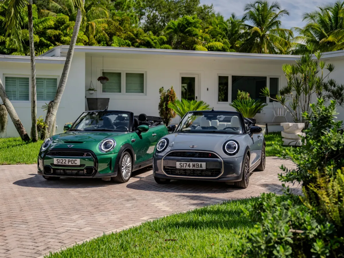 MINI Cooper Cabrio in Grün und Grau