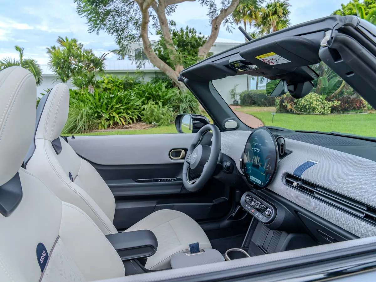 MINI Cooper Cabrio Innenraum, Armaturenbrett