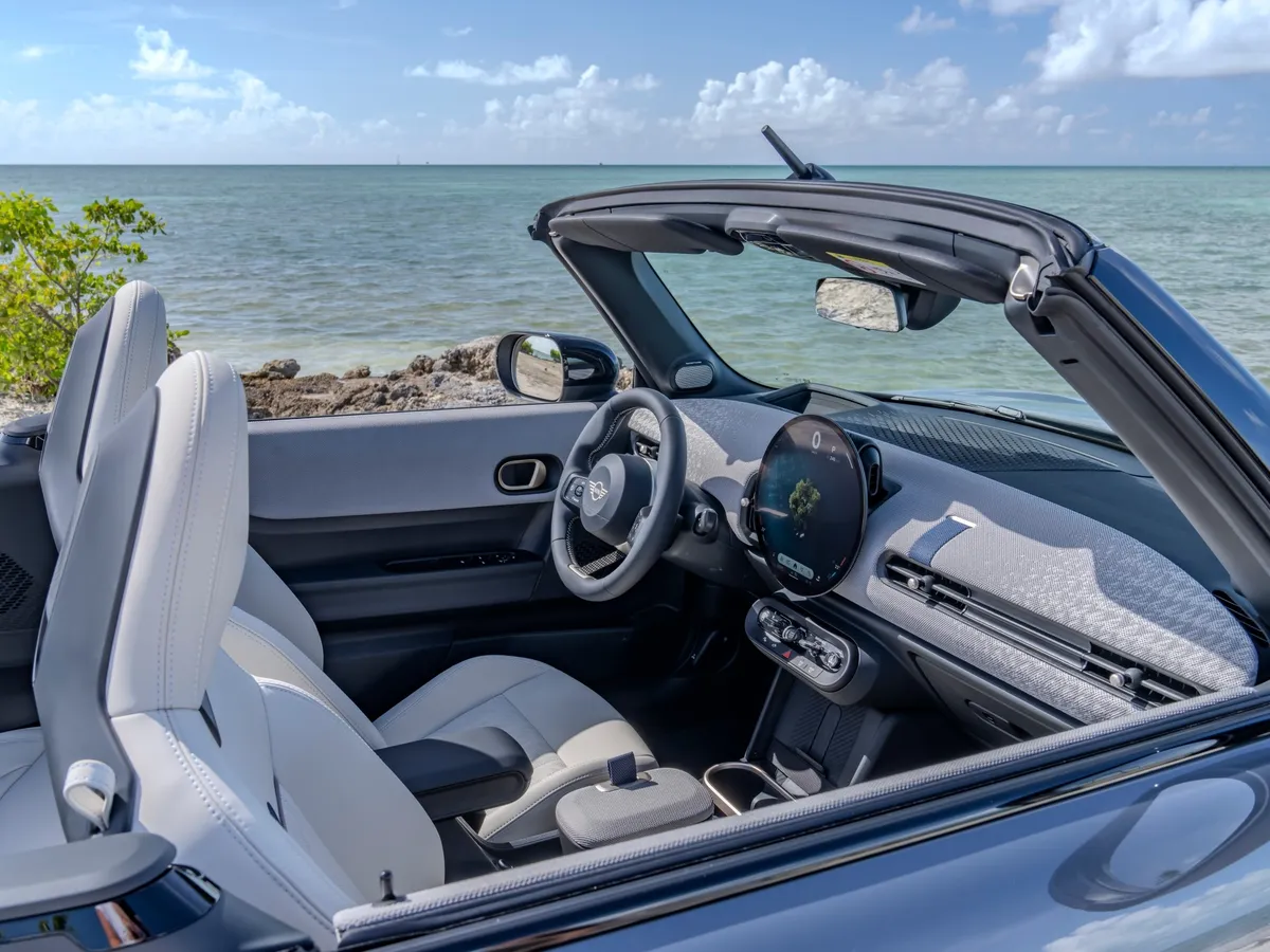 MINI Cooper Cabrio Fahrgastraum und Sitze