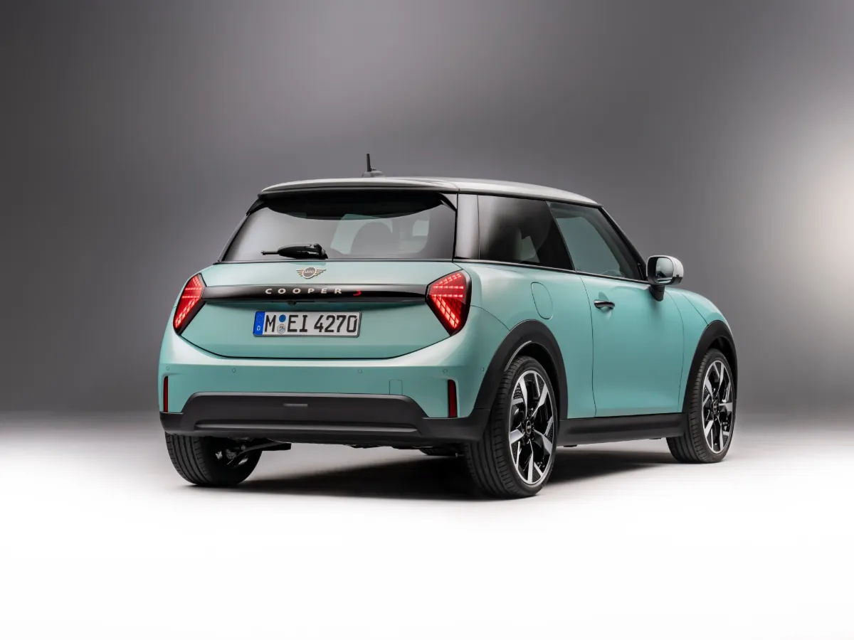 MINI Cooper zozadu, trojuholníkové LED zadné svetlá