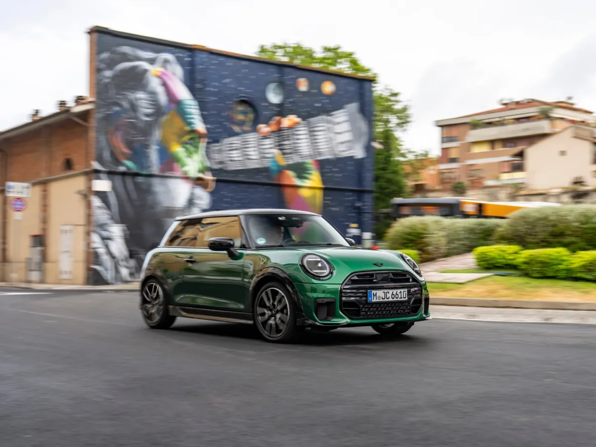 MINI Cooper v odtieni British Racing Green, v meste