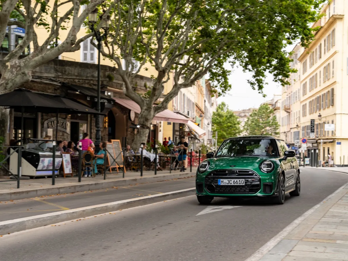 MINI Cooper na stredomorskej ulici