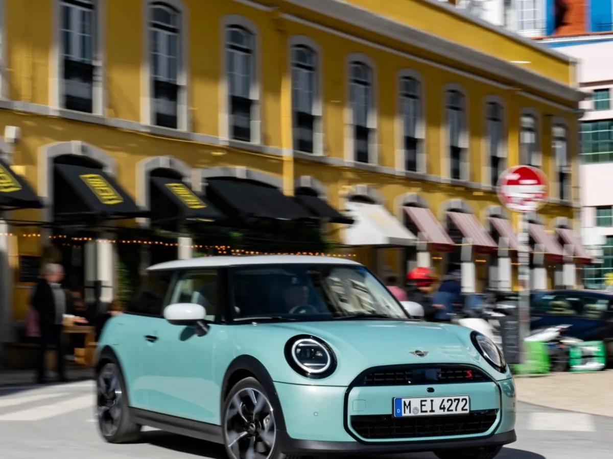 MINI Cooper v odtieni Ocean Wave Green