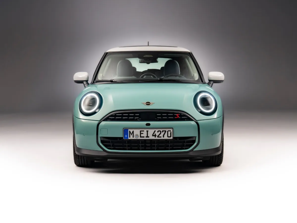 MINI Cooper pohľad spredu, štúdiová fotografia