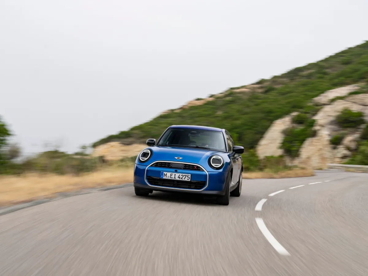 MINI Cooper na horskej ceste