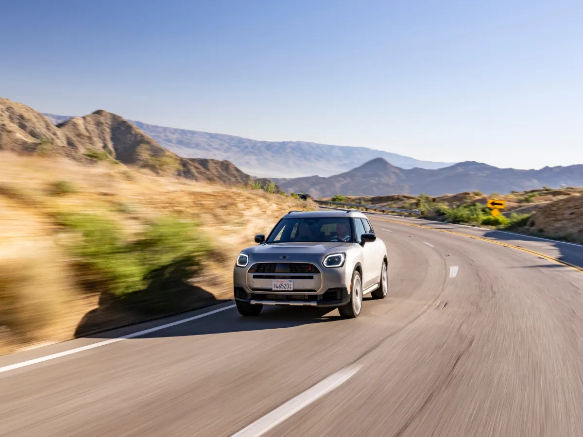 MINI Countryman auf kurviger Straße