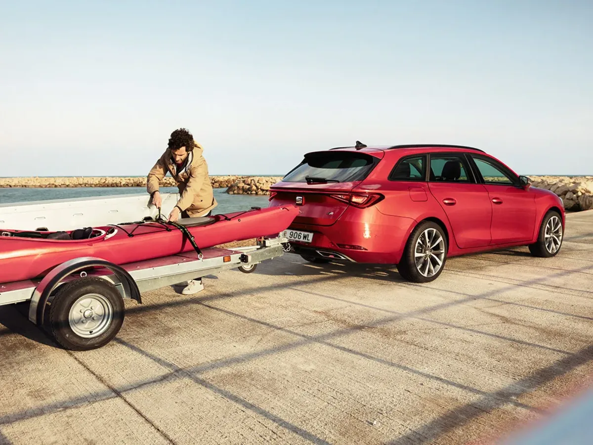 SEAT Leon Sportstourer with a trailer