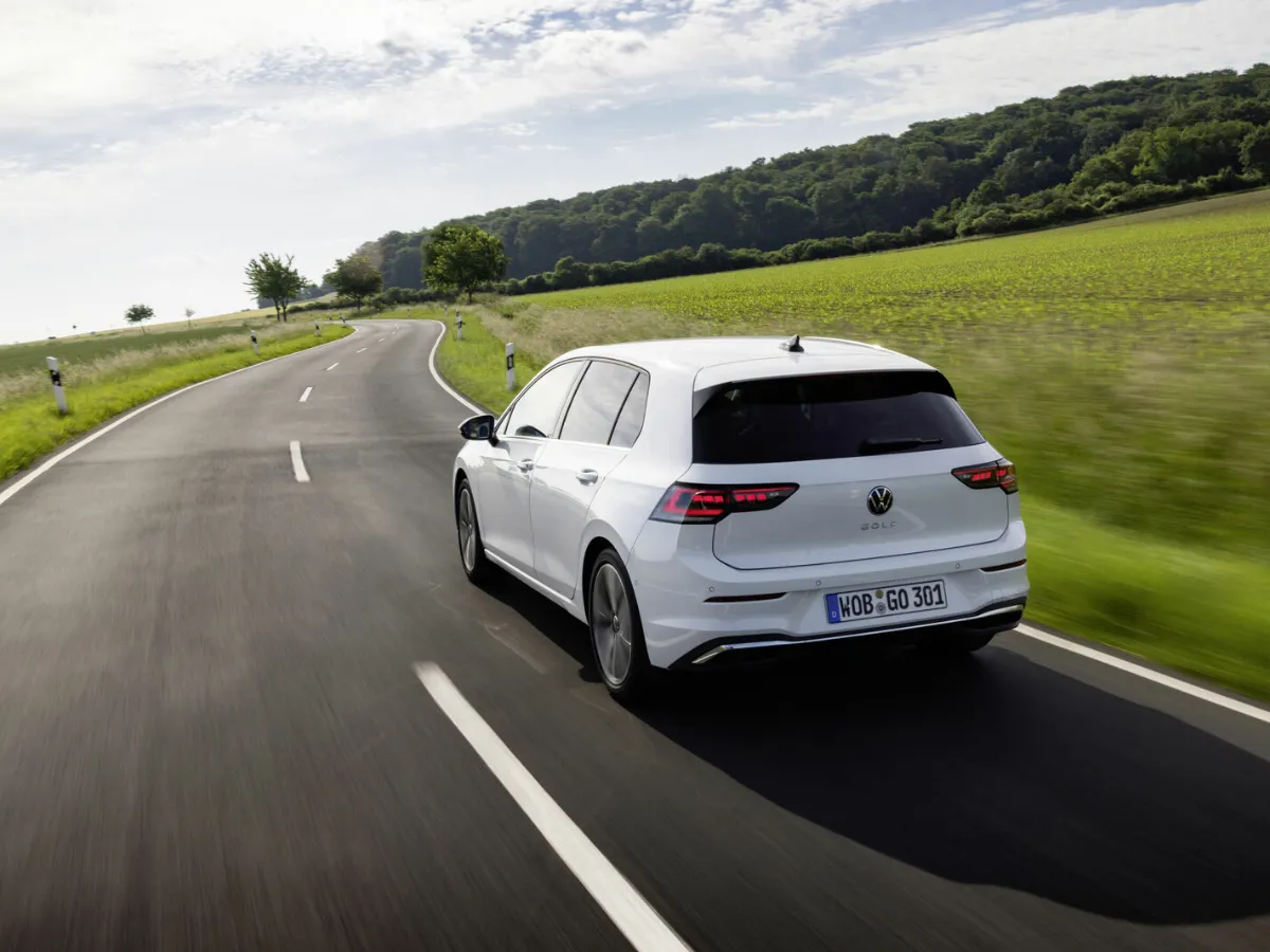 Volkswagen Golf zozadu na ceste