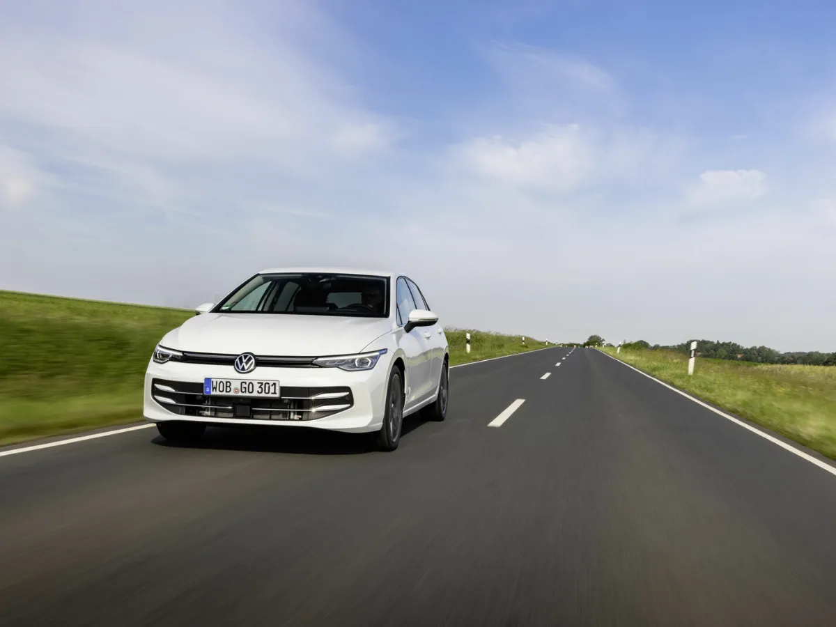 Volkswagen Golf počas jazdy