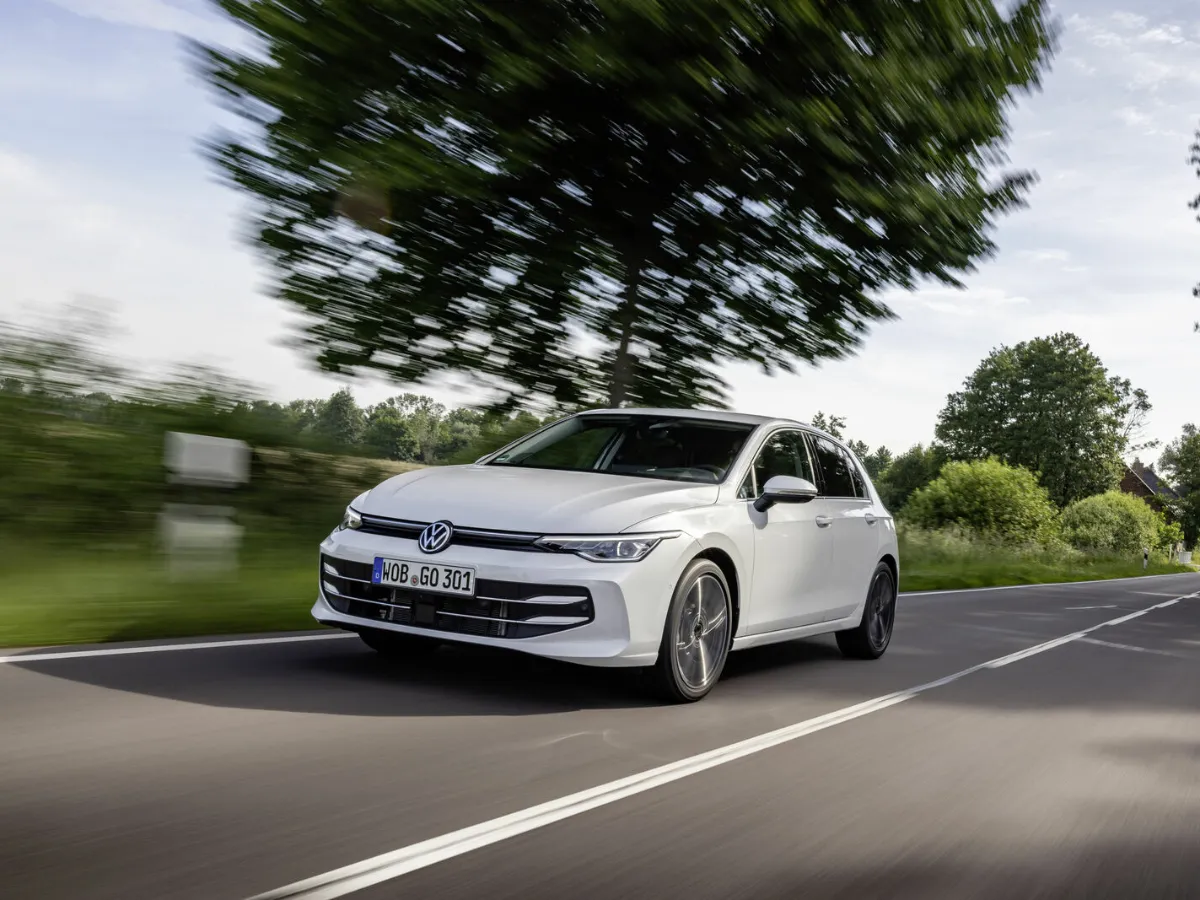 Volkswagen Golf medzi stromami