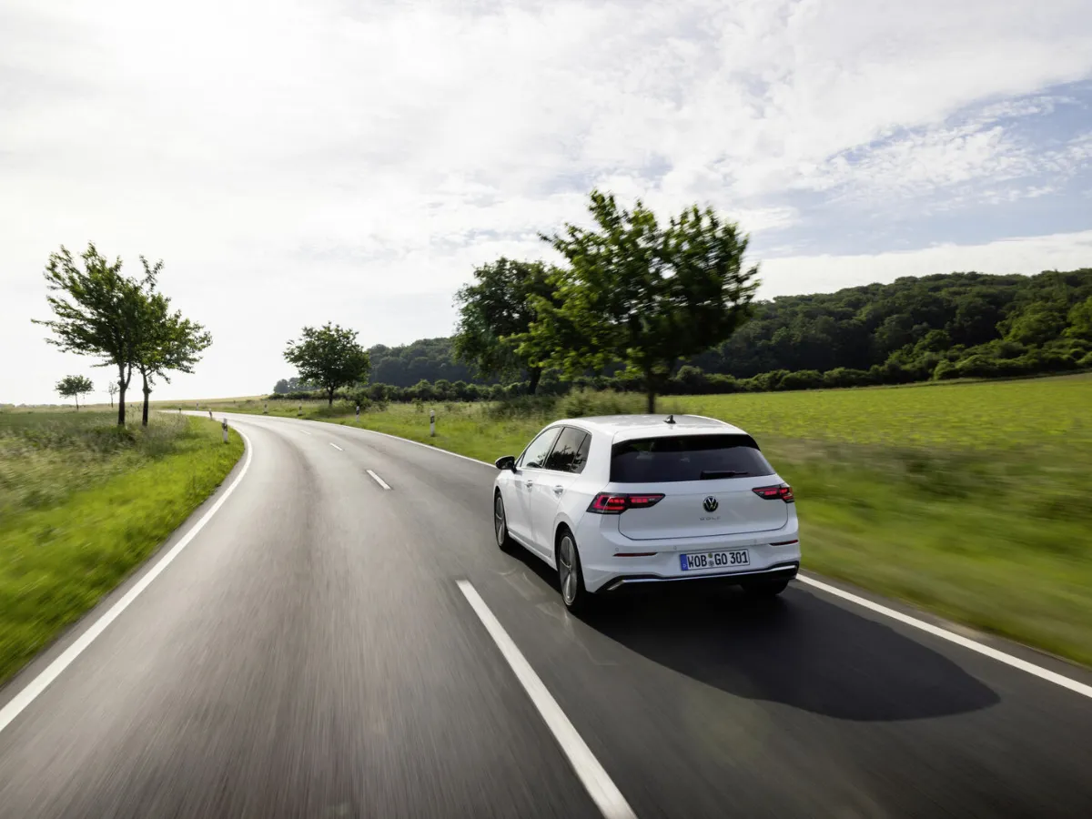 Volkswagen Golf zozadu na rovinke
