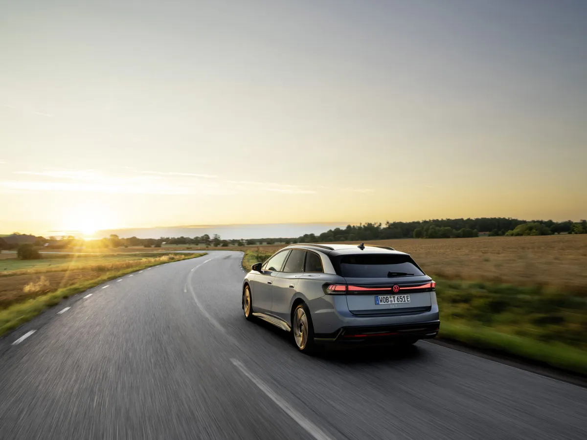 Volkswagen ID.7 Tourer zozadu počas jazdy
