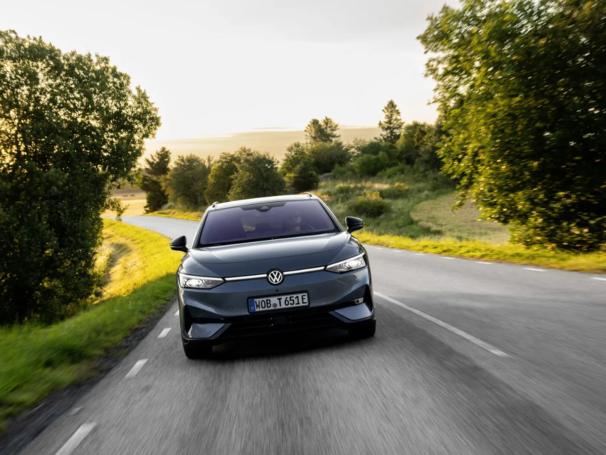 Volkswagen ID.7 Tourer spredu, medzi stromami