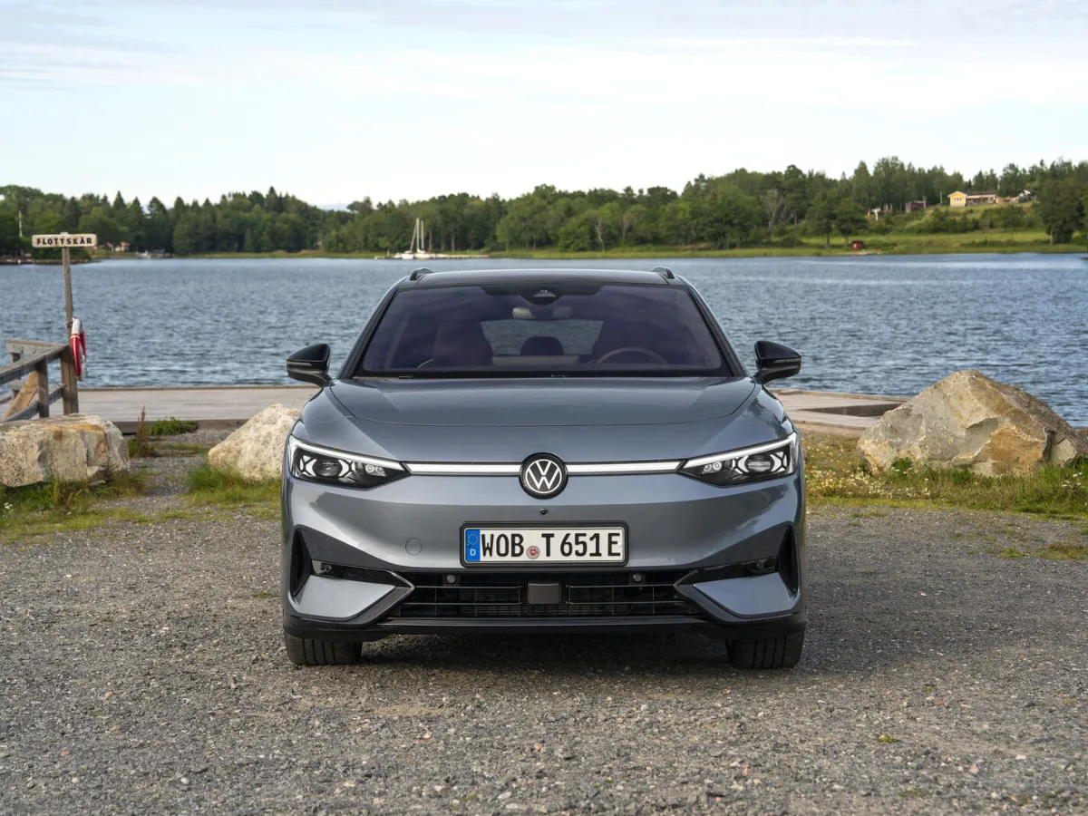 Volkswagen ID.7 Tourer spredu, pri jazere