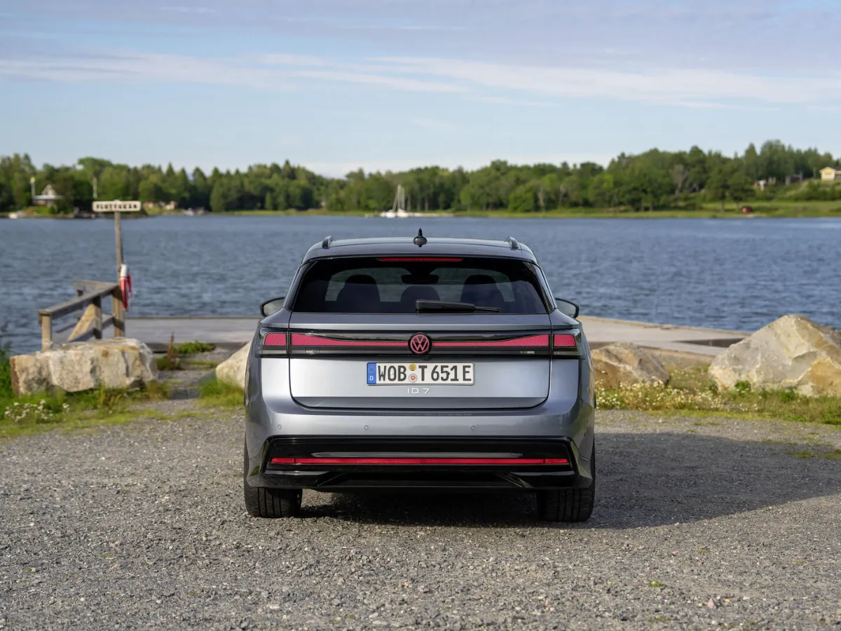 Volkswagen ID.7 Tourer zozadu, pri jazere
