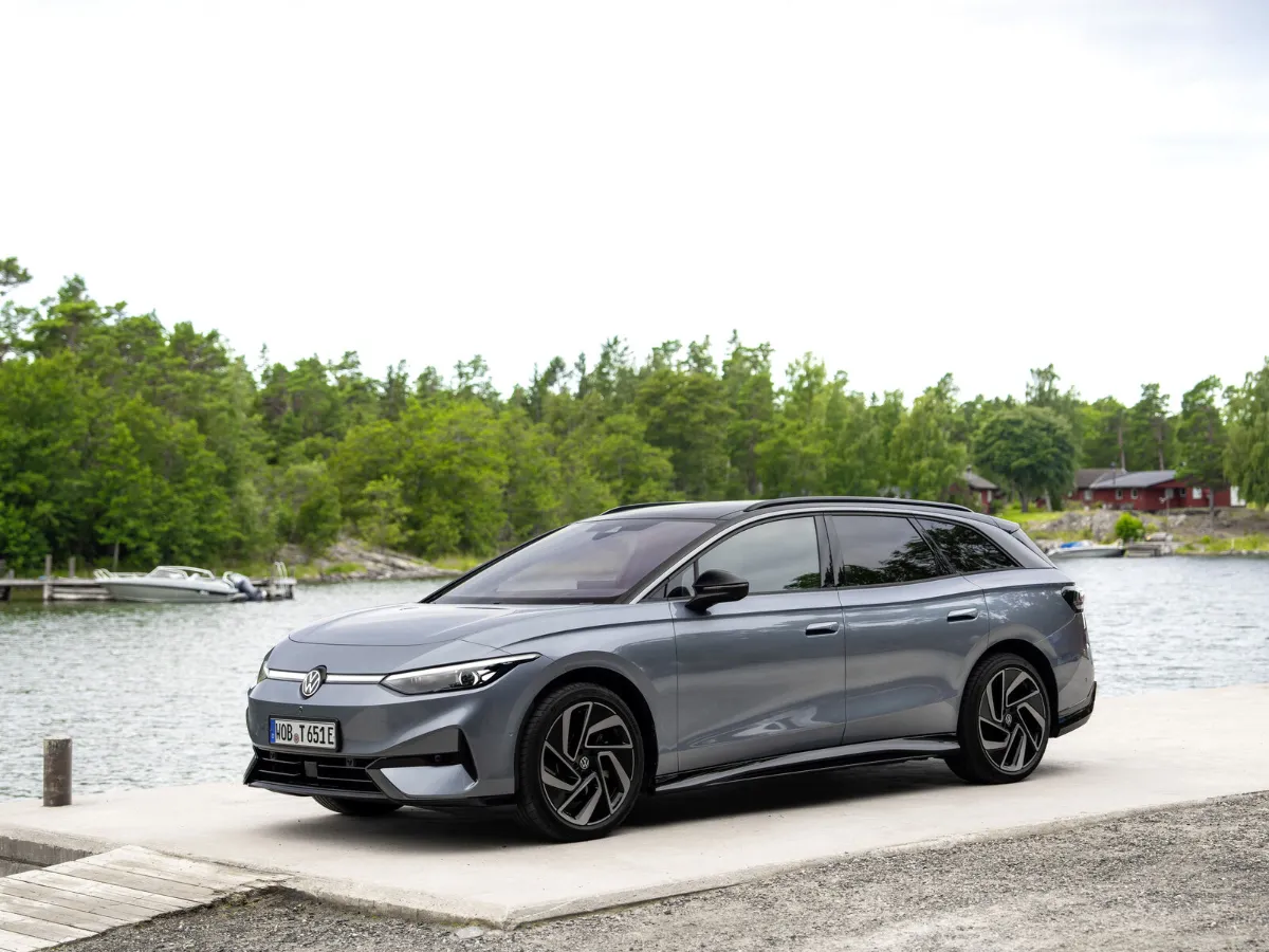 Volkswagen ID.7 Tourer pri jazere