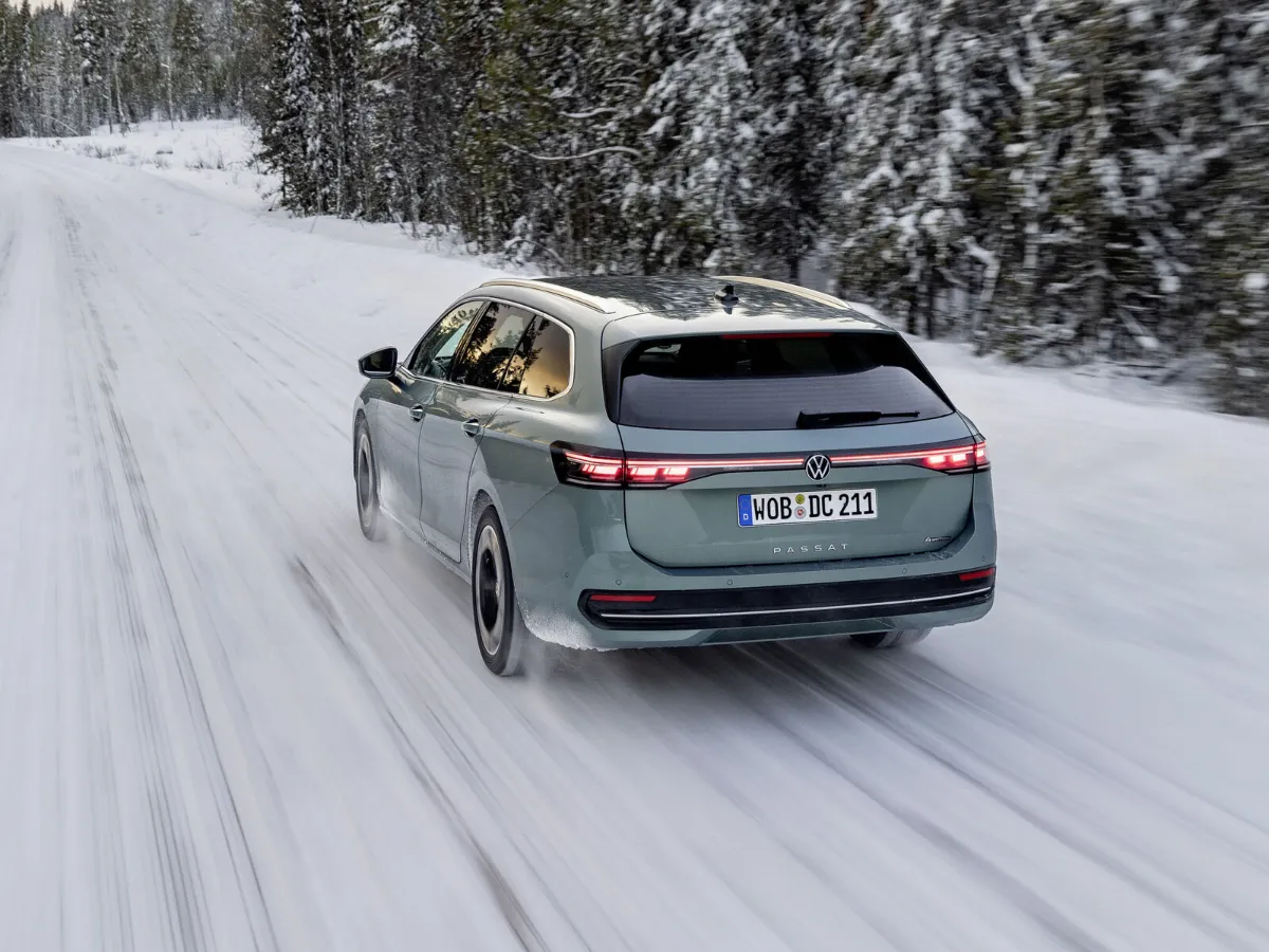 Volkswagen Passat Variant hátulról, téli úton