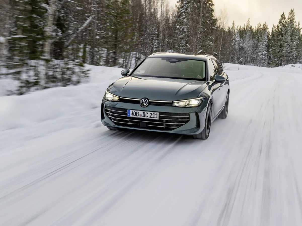 Volkswagen Passat Variant elölnézet, havas erdőben