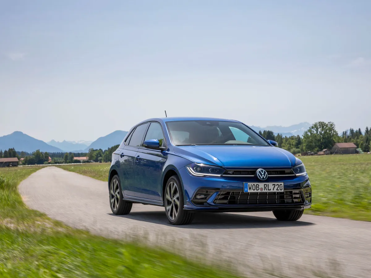 Volkswagen Polo auf einer Landstraße