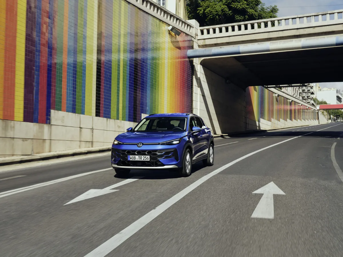 Volkswagen T-Roc in Blau, in der Stadt