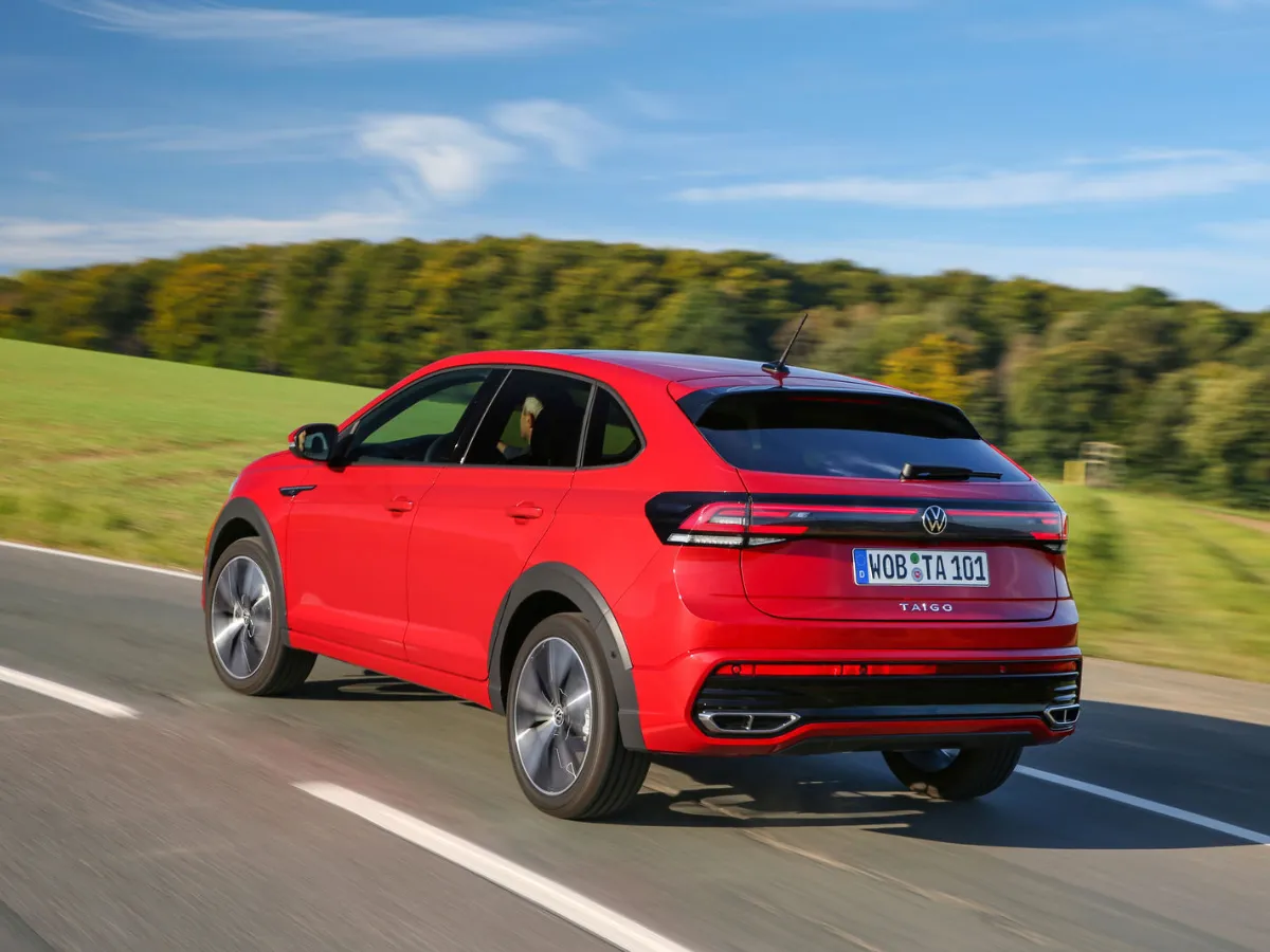 Volkswagen Taigo zozadu, na okresnej ceste