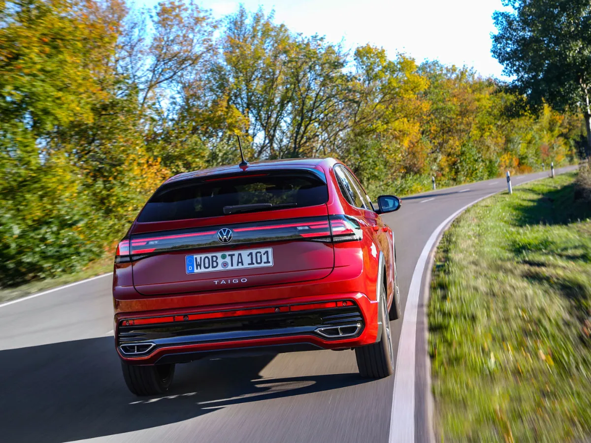 Volkswagen Taigo zozadu, na lesnej ceste