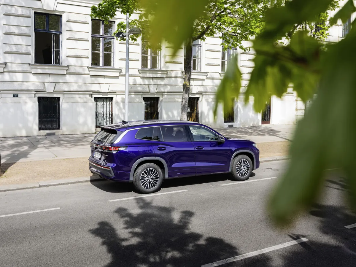 Volkswagen Tayron side view