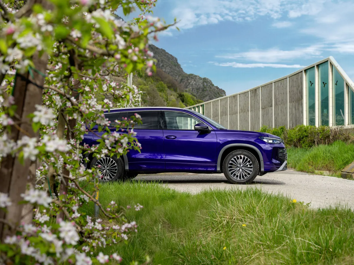 Volkswagen Tayron beside an orchard