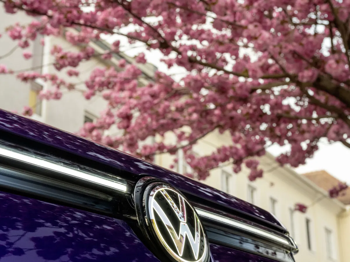 Volkswagen Tayron illuminated VW logo