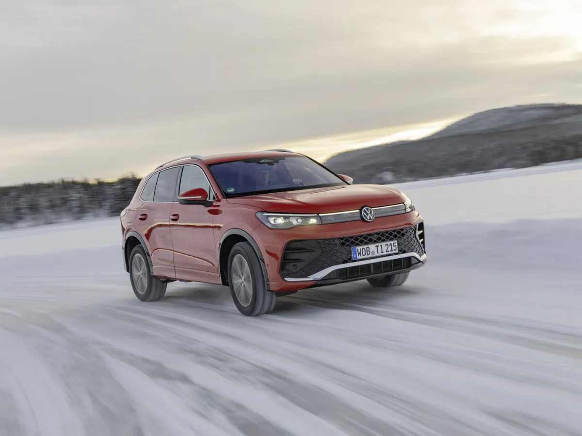 Volkswagen Tiguan in the snow, front view