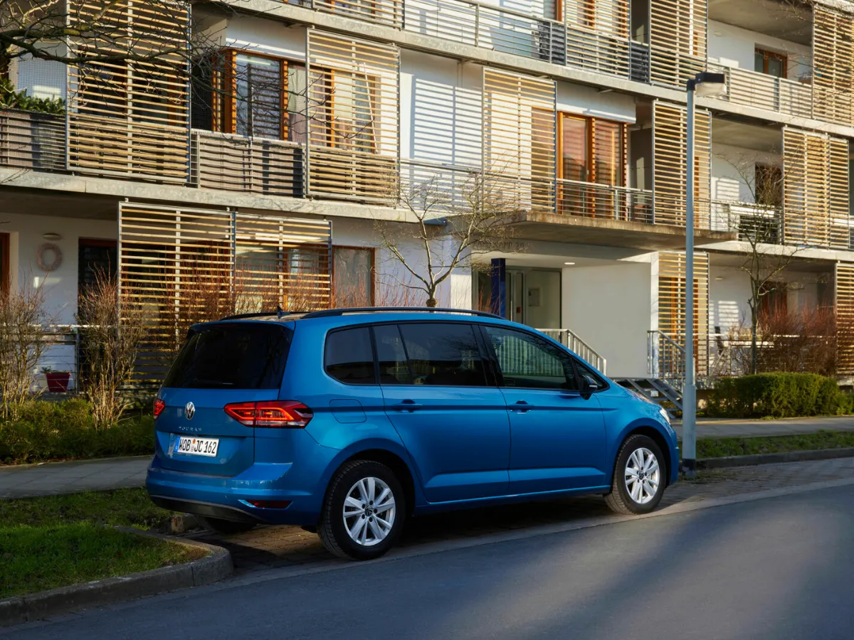 Volkswagen Touran hátulról
