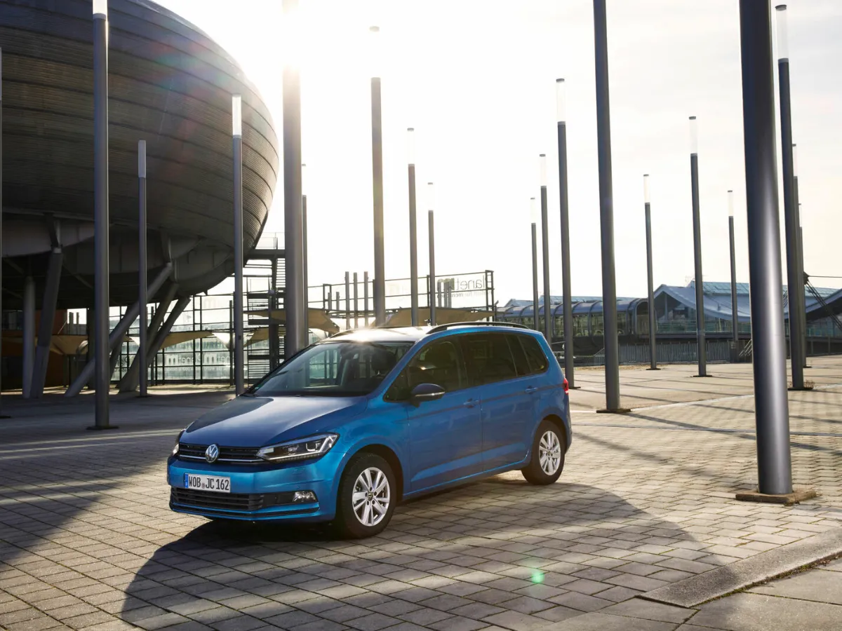 Volkswagen Touran esti fényben