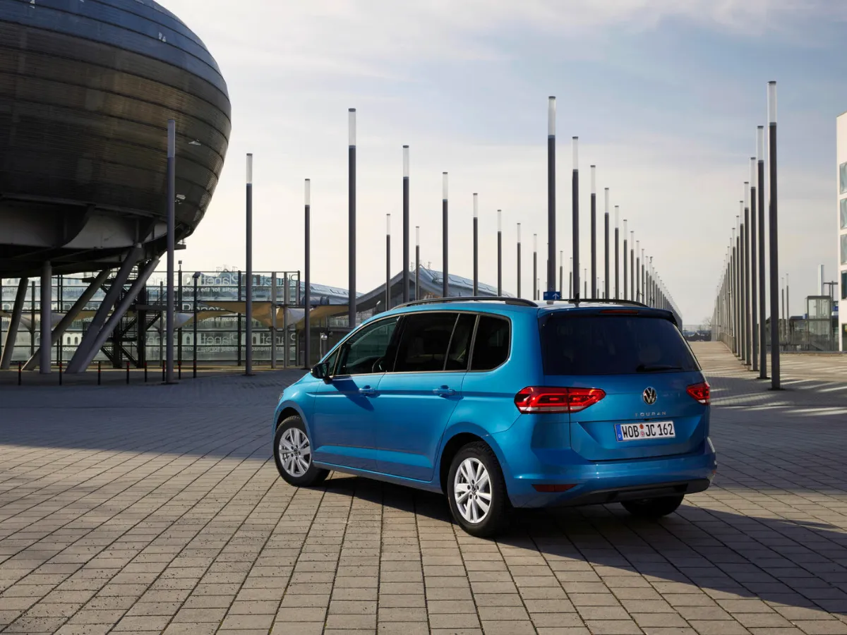 Volkswagen Touran hátulról