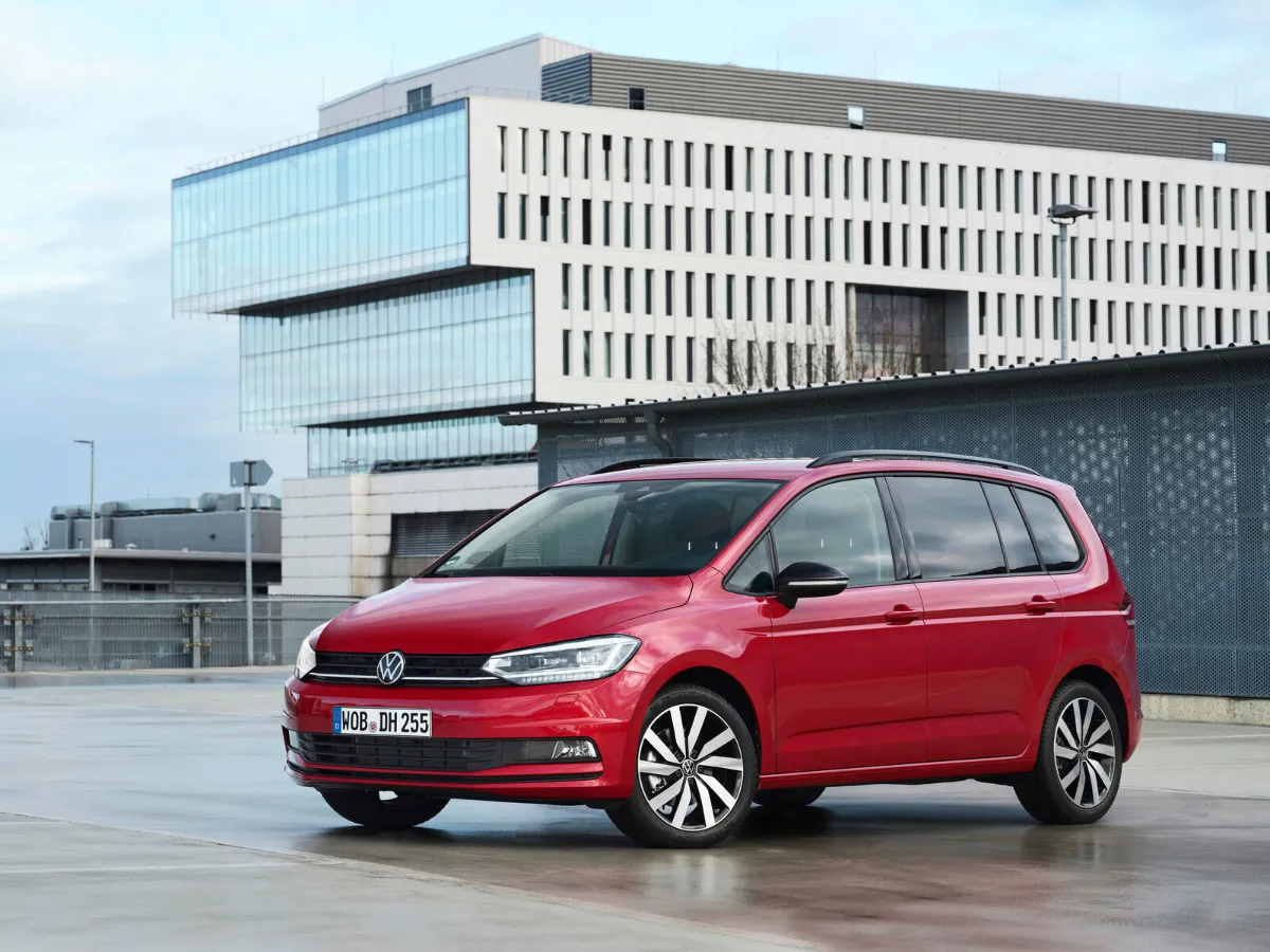 Volkswagen Touran piros színben