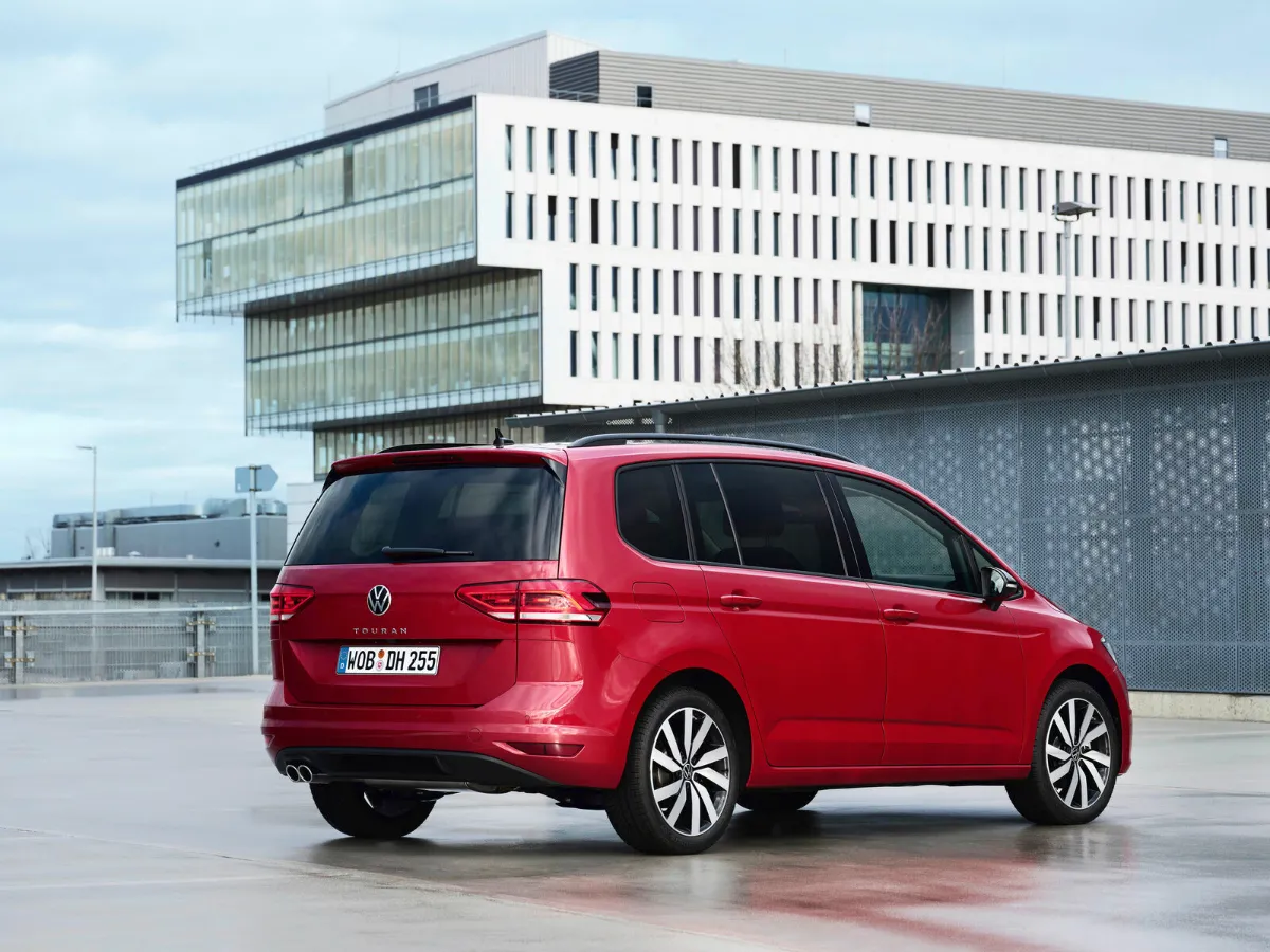 Volkswagen Touran piros színben, hátulról