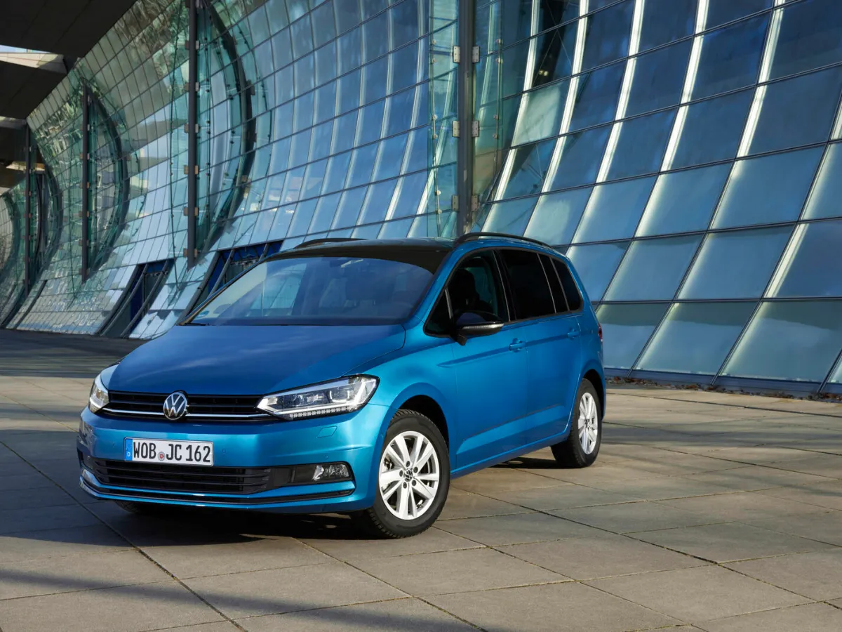 Volkswagen Touran bérlés — családi egyterű tartós bérletben