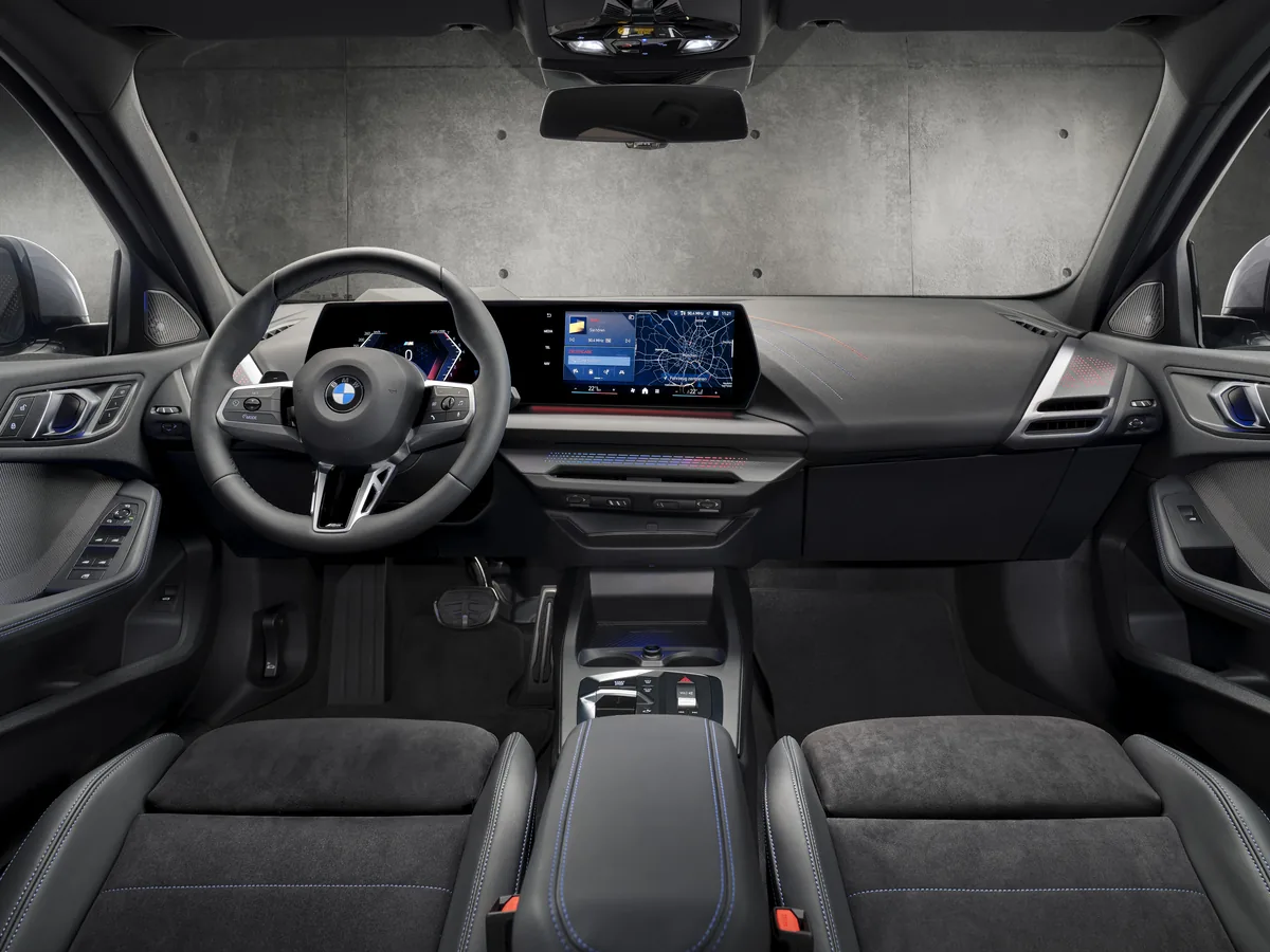 Interiér BMW radu 1 – BMW Curved Display a iDrive