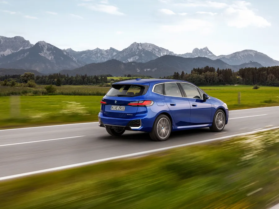 BMW 2-es Active Tourer hátsó háromnegyedes nézet