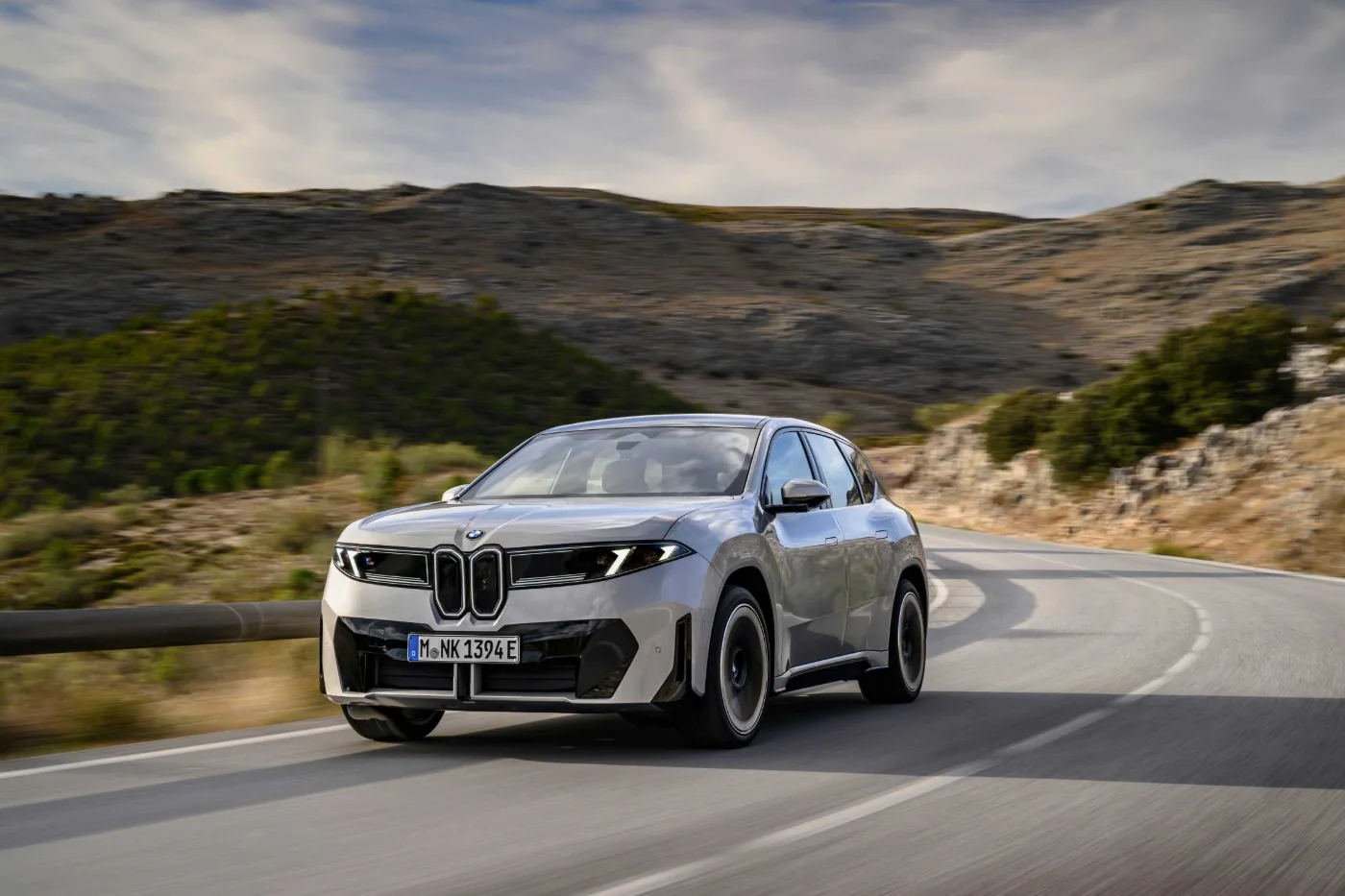 BMW iX3 Space Silver, im Sonnenuntergang