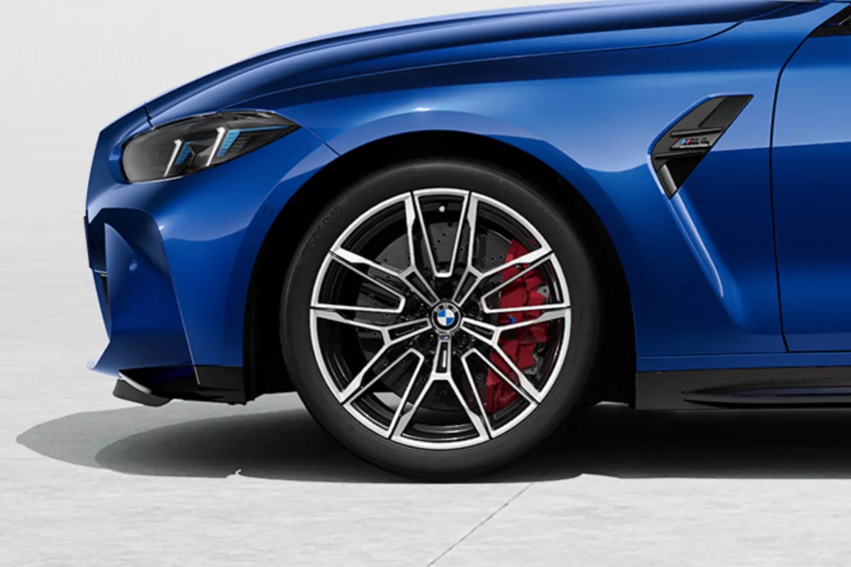 BMW M4 M Bremse mit roten Bremssätteln, Nahaufnahme