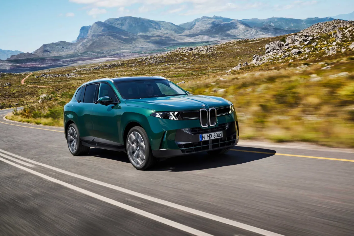 BMW X5 auf einer Küstenstraße, in Fahrt