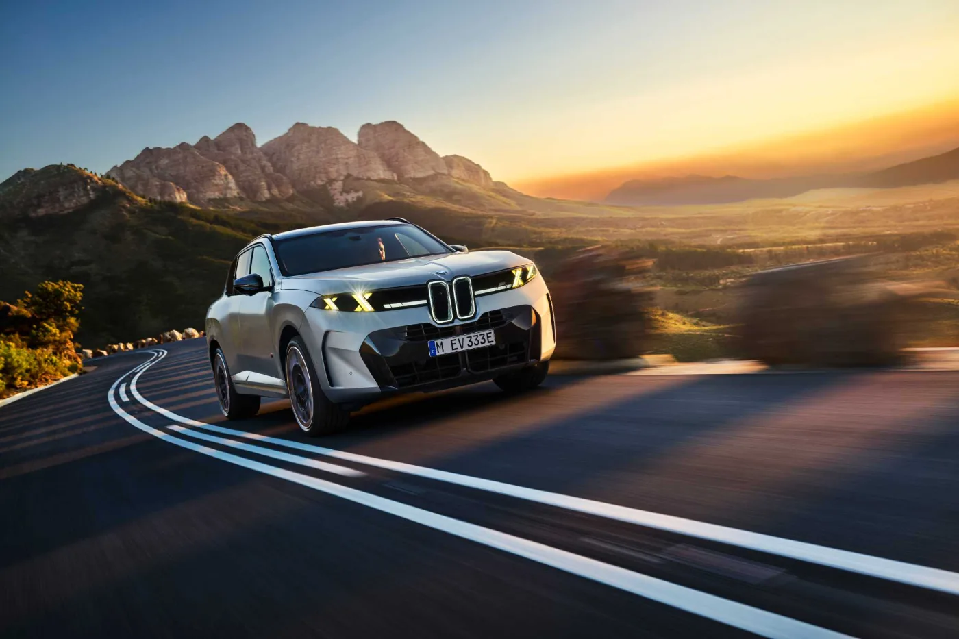 BMW X5 M60e in Weiß, auf einer Küstenstraße