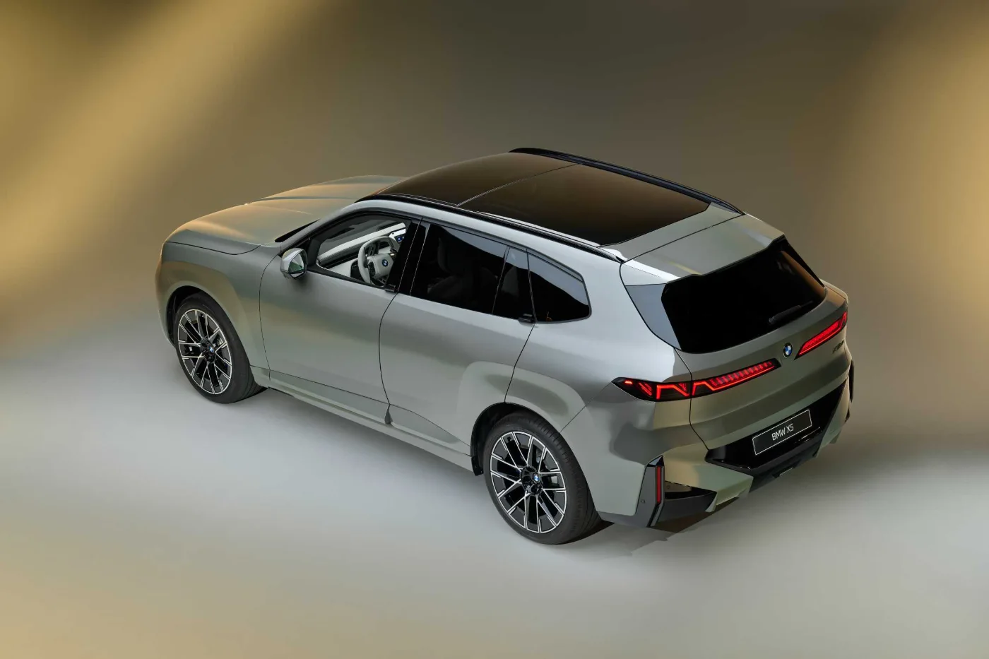 BMW X5 Studiofoto – Dreiviertelansicht von hinten